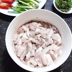 Cách làm lòng heo xào hành