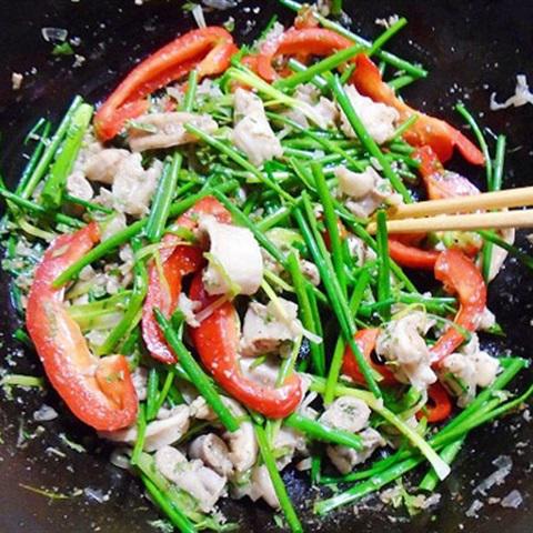 Cách làm lòng heo xào hành