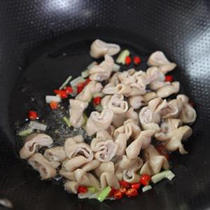 Cách làm lòng non xào dưa chua