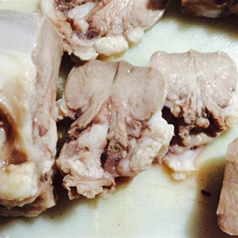 Cách làm lưỡi heo luộc