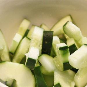 Cách làm lưỡi heo trộn dưa leo