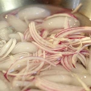 Cách làm lưỡi heo và bao tử trộn dưa cải chua