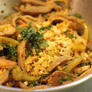 Cách làm lưỡi heo và bao tử trộn dưa cải chua