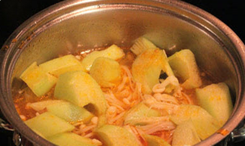 Lưỡi lợn nấu ragu ăn với bánh mì ngon không cưỡng nổi