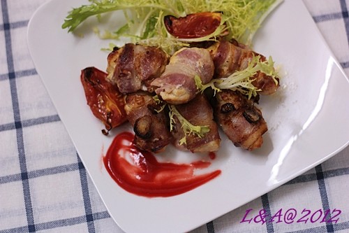 Lườn gà ướp mustard và cuộn bacon nướng