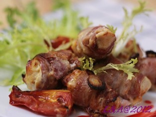 Lườn gà ướp mustard và cuộn bacon nướng