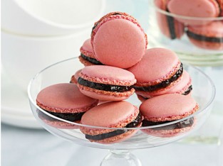 Macaron với mứt mâm xôi