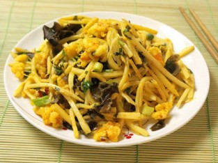 Măng đắng tươi xào lòng gà