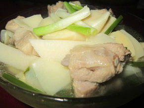 Măng tươi nấu sườn