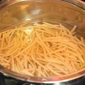 Cách làm măng tươi xào tôm và sa tế