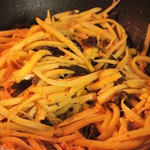 Cách làm măng tươi xào tôm và sa tế