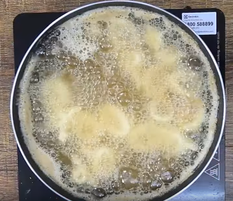 Mát trời trổ tài làm ếch om chuối đậu nóng hổi, đậm đà hương vị quê nhà