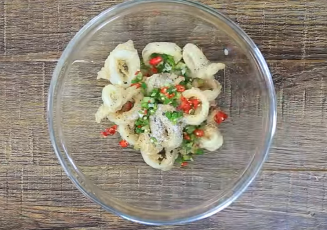 Mát trời trổ tài làm ếch om chuối đậu nóng hổi, đậm đà hương vị quê nhà