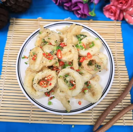 Mát trời trổ tài làm ếch om chuối đậu nóng hổi, đậm đà hương vị quê nhà