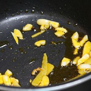 Cách làm mề gà xào đậu phộng