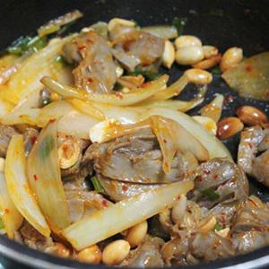 Cách làm mề gà xào đậu phộng