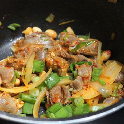 Cách làm mề gà xào đậu phộng