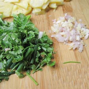 Cách làm mề gà xào dứa