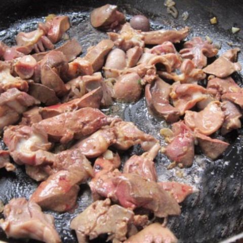 Cách làm mề gà xào dứa