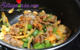 Mề gà xào hành tây