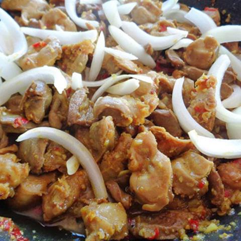 Cách làm mề gà xào sả ớt