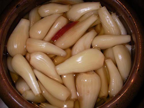 Mẹo hay cách muối dưa kiệu ngon giòn không hăng của ngoại quê