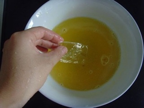 Mẹo rán trứng ngải cứu tuyệt ngon, không bị đắng lại chữa đau đầu cực hiệu quả