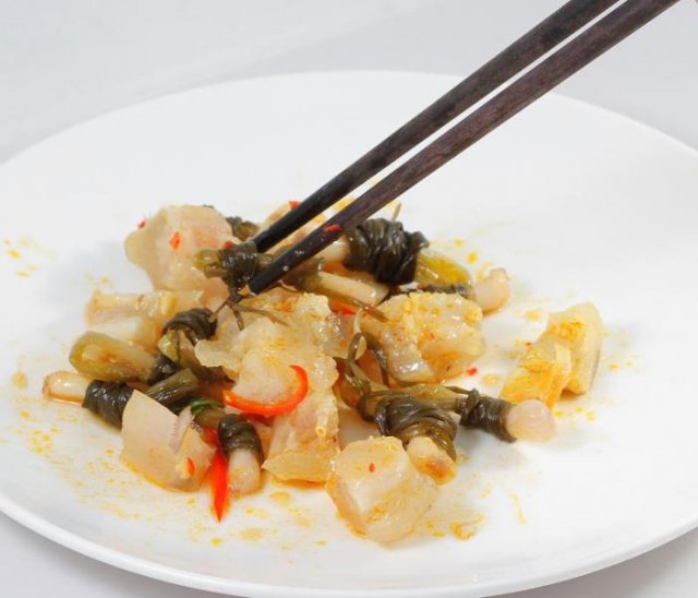 Mép bò trộn củ kiệu