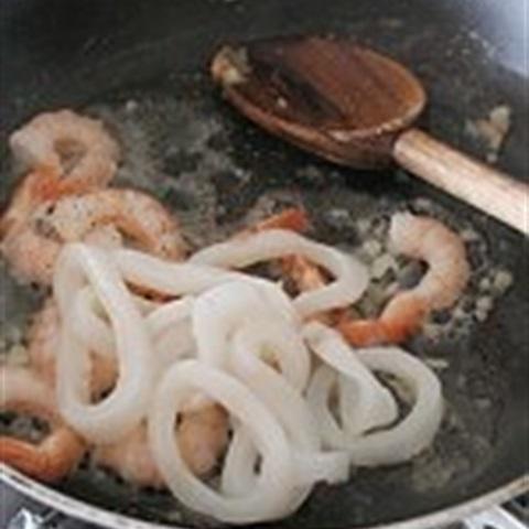 Cách làm mì đen hải sản