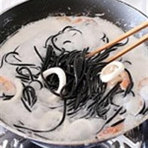 Cách làm mì đen hải sản