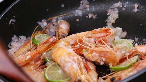 Mì gạo chiên sốt thịt thơm ngon ai cũng khen nức nở