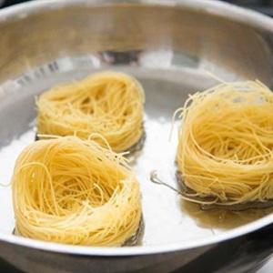 Cách làm mì giòn sốt cà chua