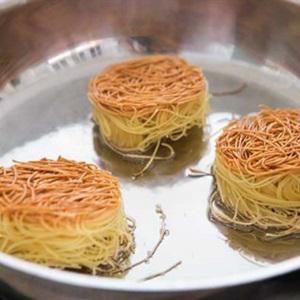 Cách làm mì giòn sốt cà chua