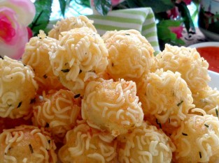 Mì gói bọc khoai tây chiên thơm giòn cho bé