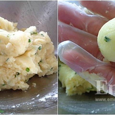 Cách làm mì gói bọc khoai tây