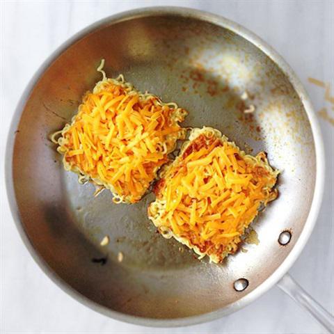 Cách làm mì gói kẹp phô mai