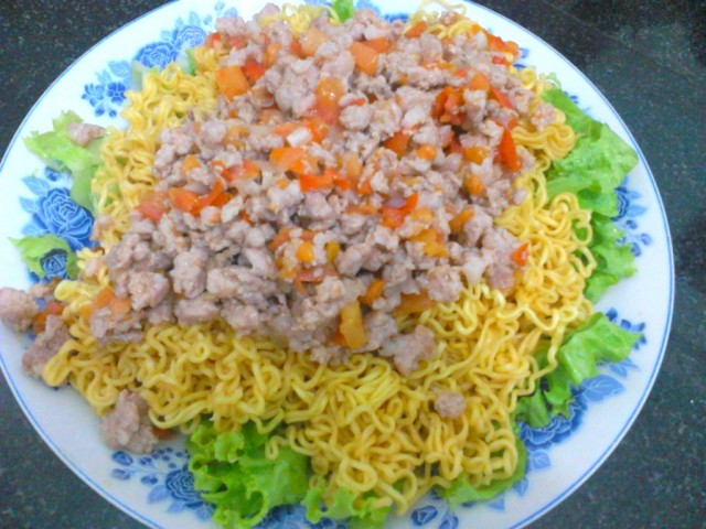 Mì gói trộn thịt