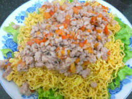 Mì gói trộn thịt
