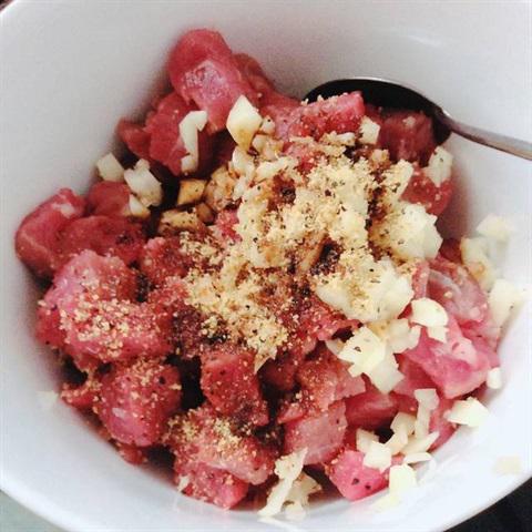 Cách làm mì gói xào bò lúc lắc