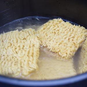 Cách làm mì gói xào cải ngọt