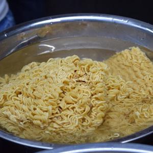 Cách làm mì gói xào cải ngọt