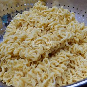 Cách làm mì gói xào cải ngọt