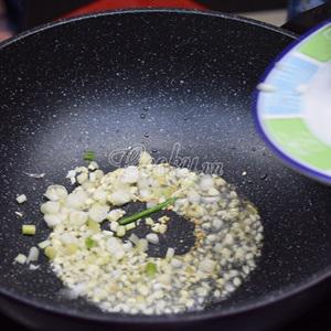 Cách làm mì gói xào cải ngọt