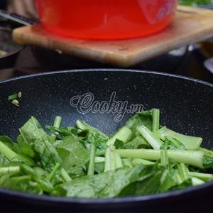 Cách làm mì gói xào cải ngọt