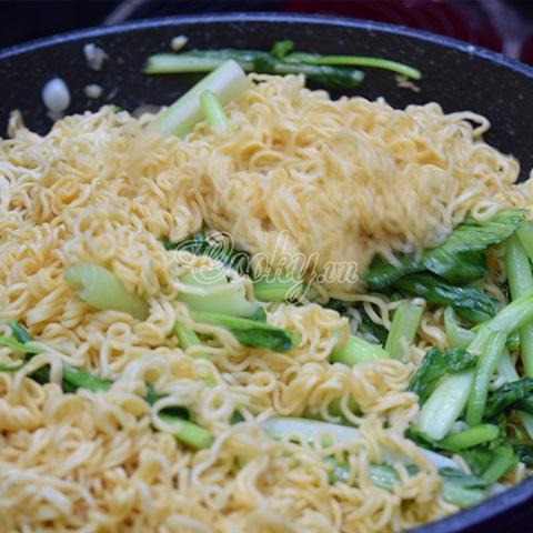 Cách làm mì gói xào cải ngọt