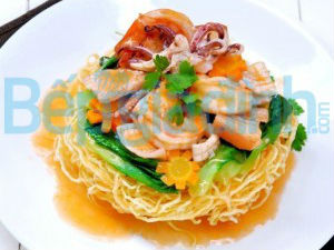 Mì hải sản xào giòn