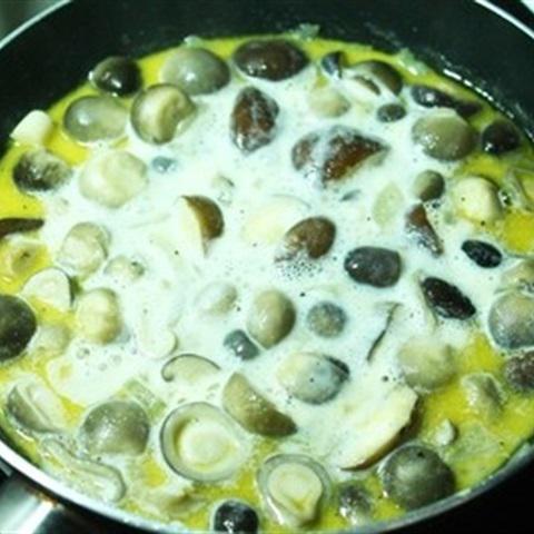 Cách làm mì hoành thánh sốt nấm
