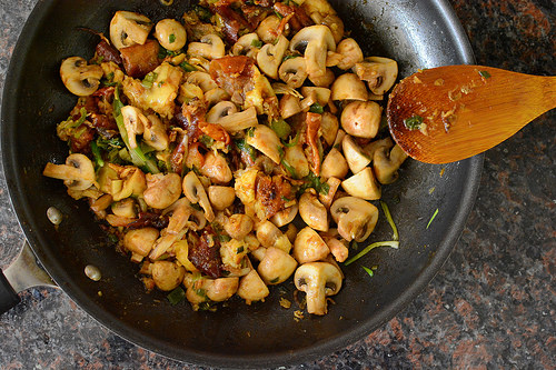 Mì khô xào nấm thập cẩm thơm ngon