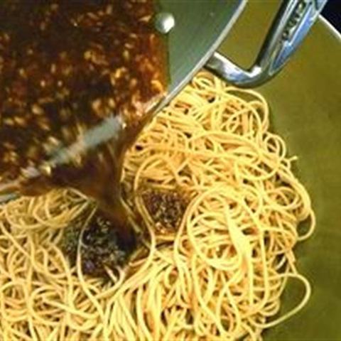 Cách làm mì sốt mè đen