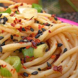 Cách làm mì sốt mè đen